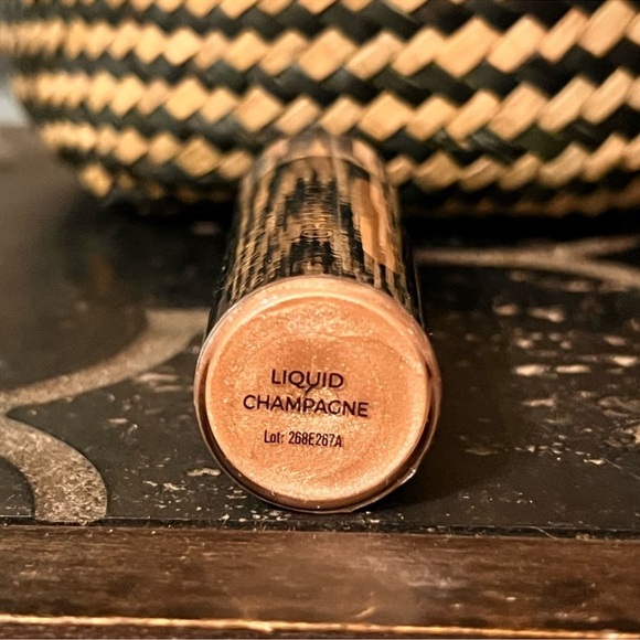 Revolution Liquid Highlighter - Radiant Champagne - Picture 2 of 3